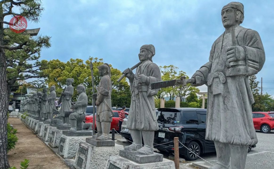 تماثيل الرونين الـ47 التي تخلد قصتهم بالقرب من ضريح في مدينة آكو غرب اليابان