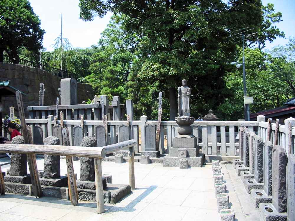 قبور الرونين في معبد سينغاكوجي  في طوكيو 