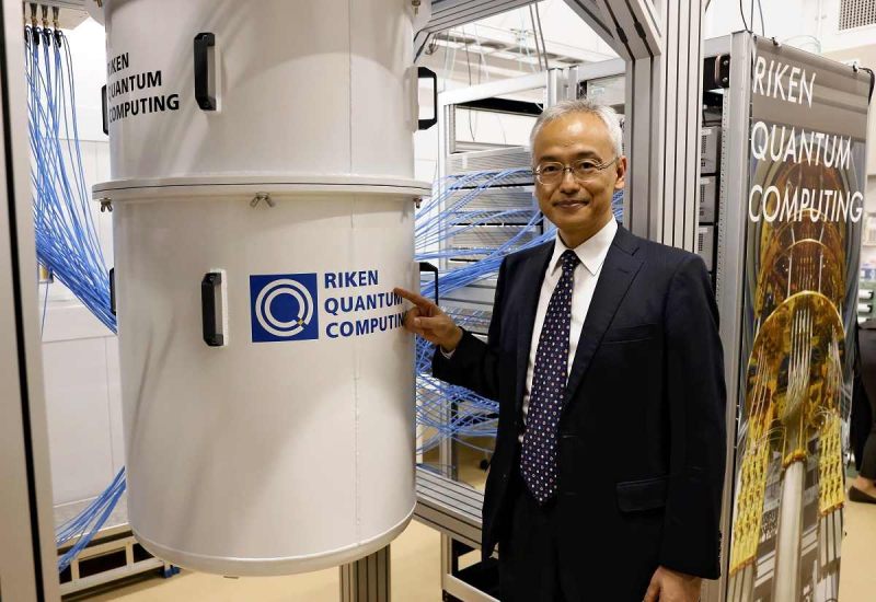 ياسونوبو ناكامورا، مدير مركز ريكن للحوسبة الكمومية، يقف بجوار أول كمبيوتر كمي ياباني في معهد ريكن للأبحاث عام 2023 | عبر صحيفة يومييوري شينبون
